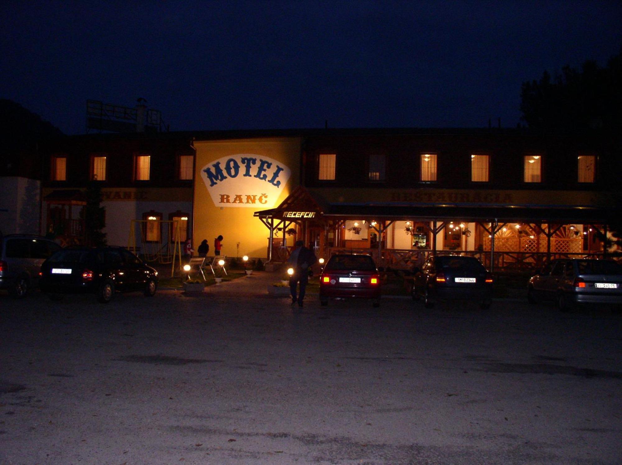 Motel Ranc Ruzomberok Bagian luar foto